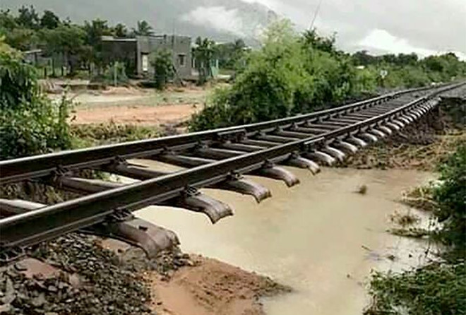 Chuyển tải gần 2.600 khách đi tàu do tuyến Bắc-Nam bị tê liệt ảnh 1