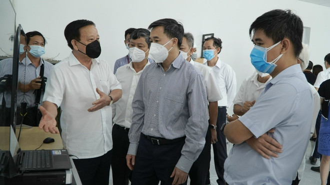 Thứ trưởng Trần Văn Thuấn, Trưởng đoàn công tác đặc biệt của Bộ Y tế hỗ trợ phòng, chống dịch COVID-19 các tỉnh miền Đông Nam bộ (giữa) kiểm tra tại Khu Điều trị Bệnh nhân COVID-19 Thới Hòa. (Ảnh: TTXVN phát) Thứ trưởng Trần Văn Thuấn: Bộ Y tế chưa mua test kháng nguyên nhanh ảnh 2