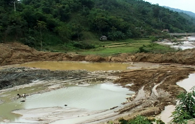 Năm 2010, khe Chà Hả đi qua địa bàn xã Yên Na, huyện Tương Dương (Nghệ An) bị ô nhiễm nghiêm trọng do hoạt động khai thác vàng. (Ảnh: TTXVN phát) ttxvn_khai thac vang Nghe An (5).jpg