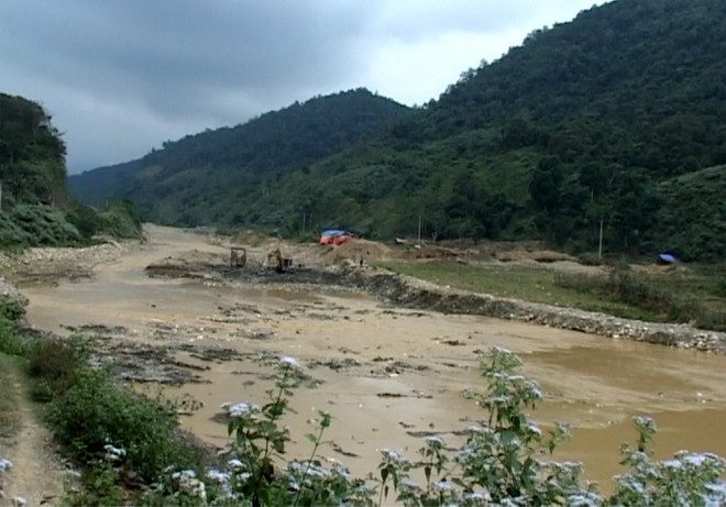 Năm 2010, khe Chà Hả đi qua địa bàn xã Yên Na (Tương Dương, Nghệ An) bị ô nhiễm nghiêm trọng do hoạt động khai thác vàng. (Ảnh: TTXVN phát) ttxvn_khai thac vang Nghe An (2).jpg
