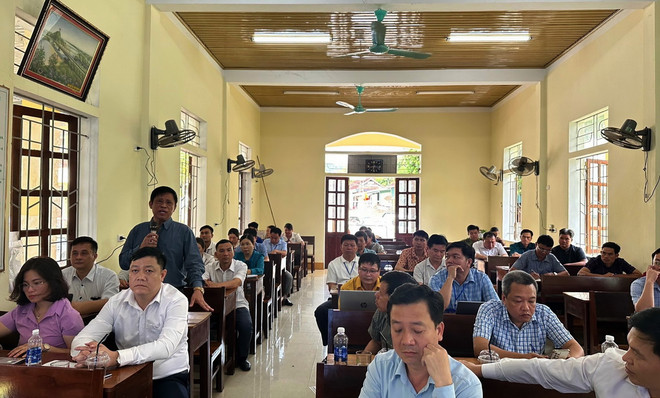 Ngày 9/5, UBND huyện Tương Dương tổ chức Hội nghị lấy ý kiến của Ủy ban Mặt trận Tổ quốc, Ủy ban nhân dân và cộng đồng dân cư bản Cành Toong, bản Cặp Chạng, xã Yên Tĩnh và bản Na Bón, bản Xiềng Nứa, xã Yên Na về “Dự án đầu tư xây dựng công trình khai thác hầm lò quặng vàng gốc tại khu vực xã Yên Na-Yên Tĩnh, huyện Tương Dương” 100% người được lấy ý kiến không đồng ý với việc triển khai dự án. (Ảnh: TTXVN phát) ttxvn_khai thac vang Nghe An (3).jpg