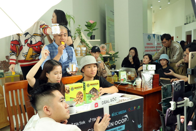 Chỉ trong 1 buổi livestream bán hàng qua nền tảng Tiktok trong khuôn khổ hội nghị, các doanh nghiệp Lâm Đồng đã chốt được hàng nghìn đơn hàng. (Ảnh: Chu Quốc Hùng/TTXVN) thuong mai dien tu- livestream.jpg