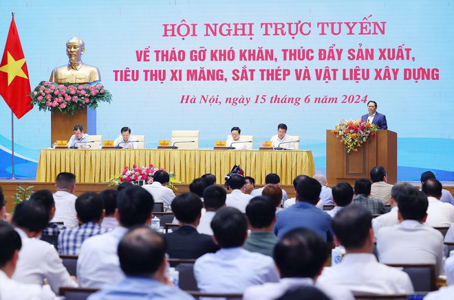 Thủ tướng yêu cầu các đại biểu đề xuất các nhiệm vụ, giải pháp trọng tâm, đột phá để tháo gỡ khó khăn, vướng mắc. (Ảnh: Dương Giang/TTXVN) thu_tuong_chu_tri_hoi_nghi_thuc_day_san_xuat_vat_lieu_xay_dung3.jpg