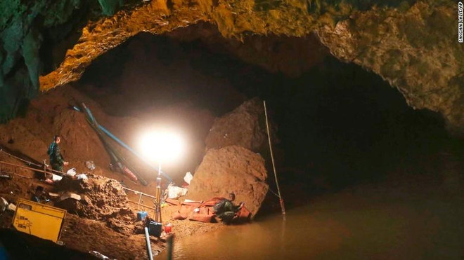 Công tác cứu hộ đội bóng thiếu niên Thái Lan tại hang Tham Luang. (Nguồn: CNN) Hang Tham Luang trở thành bảo tàng về hoạt động giải cứu đội bóng ảnh 1