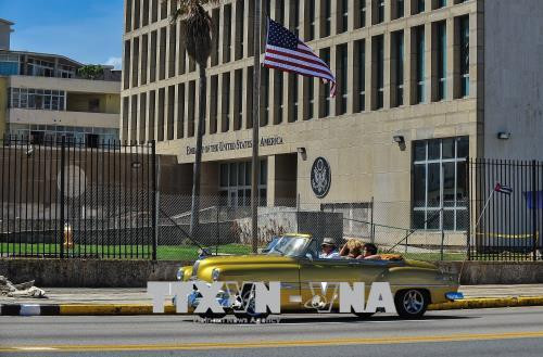 Quang cảnh bên ngoài Đại sứ quán Mỹ tại La Habana, Cuba ngày 3/10/2017. (Nguồn: AFP/TTXVN) Mỹ chưa tìm ra thủ phạm các cuộc tấn công sóng âm ở Cuba, Trung Quốc ảnh 1