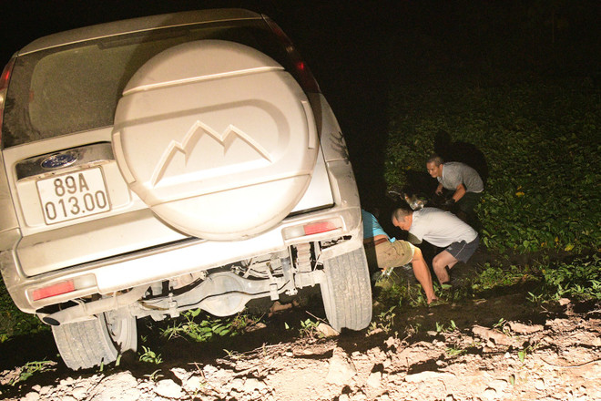 Xác minh thông tin đoạn đường có biển chỉ dẫn làm ôtô lao xuống ao ảnh 1