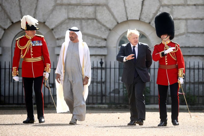 Thủ tướng Anh Boris Johnson và Thái tử Sheikh Mohammed bin Zayed al-Nahyan của UAE tại London ngày 16 tháng 9 năm 2021. (Nguồn: Reuters) UAE đầu tư 14 tỷ USD sang Anh nhằm phát triển kinh tế phi dầu mỏ ảnh 1