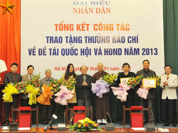 Tặng giải báo chí viết về Quốc hội và Hội đồng Nhân dân ảnh 1