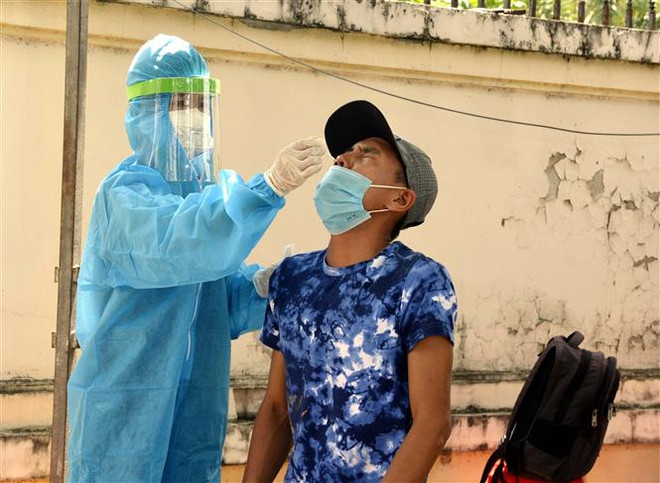 Test sàng lọc COVID-19 ở Sóc Trăng. (Ảnh: Trung Hiếu/TTXVN) Ngày 26/5: Số ca mắc COVID-19 mới giảm còn 1.043 ca ảnh 1