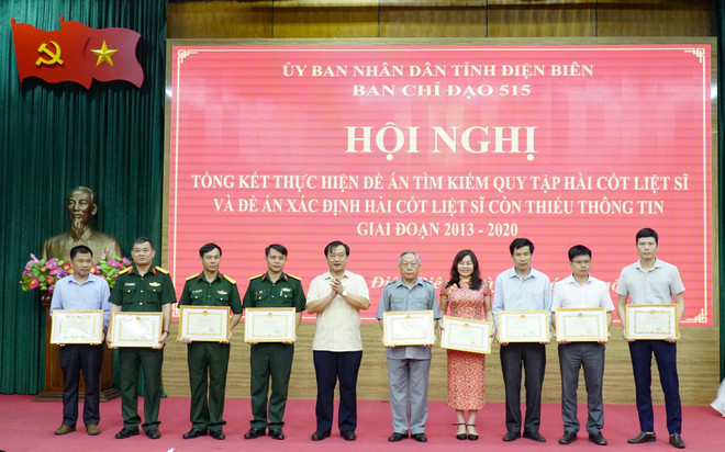 Trao Bằng khen của Ủy ban Nhân dân tỉnh Điện Biên cho các cá nhân có thành tích xuất sắc. (Ảnh: Xuân Tư/TTXVN) Điện Biên: Tăng cường tìm kiếm, quy tập hài cốt liệt sỹ trên địa bàn ảnh 1