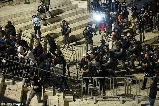 Lực lượng cảnh sát Israel và những người biểu tình Palestine, ở Đông Jerusalem, ngày 24/4. (Nguồn: Getty Images) Cảnh sát Israel dỡ bỏ các rào chắn ở khu vực Đông Jerusalem ảnh 1