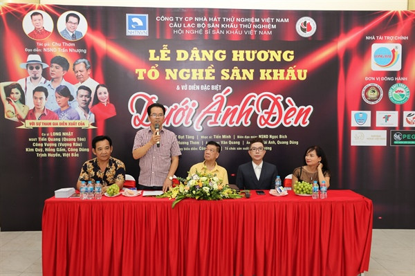 Trình diễn lại vở 'Dưới ánh đèn' chào mừng Ngày Sân khấu Việt Nam ảnh 1