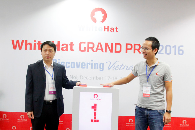 Ông Nguyễn Huy Dũng (trái) và ông Ngô Tuấn Anh khai mạc cuộc thi hacker mũ trắng. (Ảnh: T.H/Vietnam+) Hơn 300 đội hacker chính thức tranh tài tại WhiteHat Grand Prix ảnh 1