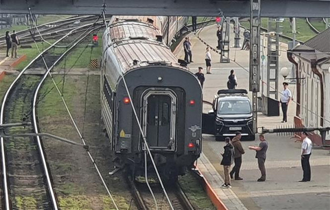 Cảnh sát và binh sỹ gác tại nhà ga tàu hỏa Vladivostok, Nga, ngày 11/9/2023. (Ảnh: Yonhap/TTXVN) Nhà lãnh đạo Triều Tiên khẳng định tầm quan trọng quan hệ với Nga ảnh 1