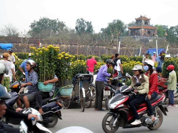 Chợ hoa trước Phu Văn Lâu, Huế. (Ảnh: Quốc Việt/Vietnam+) Hoa Tết ngập tràn khoe sắc tại Huế sau ngày nắng nhẹ ảnh 1