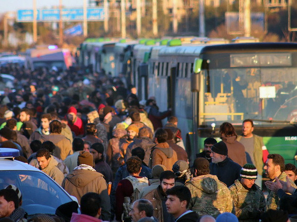 Khoảng 3.500 người đã sơ tán khỏi Aleppo trên hàng chục chiếc xe ảnh 1