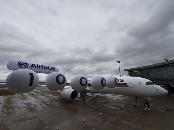 Máy bay của Tập đoàn Airbus tại Colomiers, Pháp ngày 14/10. (Nguồn: AFP/TTXVN) Iran ký hợp đồng mua 100 máy bay Airbus và 80 máy bay Boeing ảnh 1