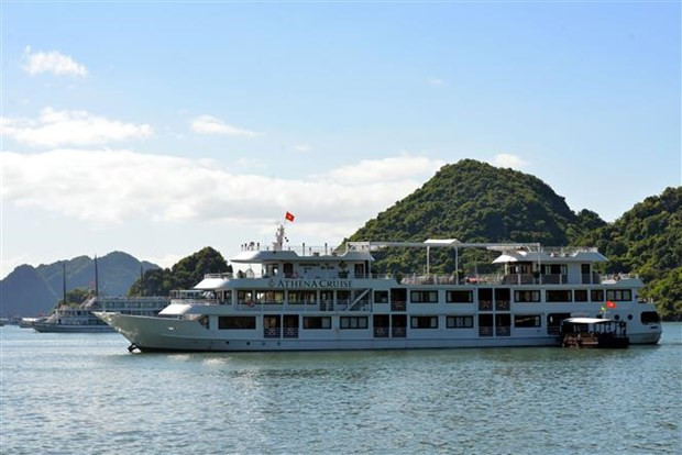 Các tàu lưu trú, nghỉ dưỡng qua đêm trên vịnh Hạ Long. (Ảnh: Thanh Vân/TTXVN) Quảng Ninh sẽ đón khoảng 430.000 lượt khách trong dịp lễ 30/4-1/5 ảnh 1