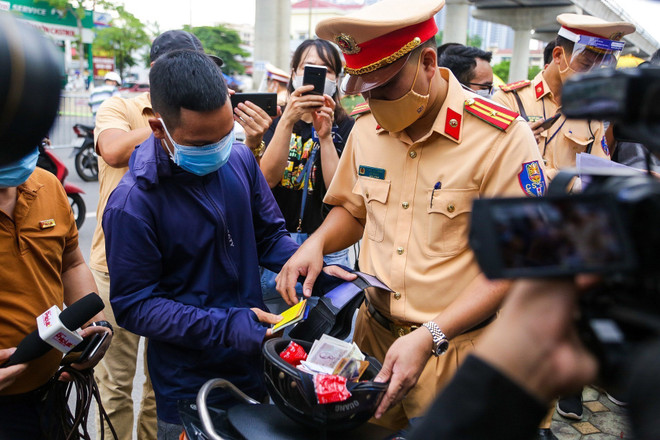 Cảnh sát giao thông Hà Nội thầm lặng vì bình yên, an toàn của dân ảnh 2