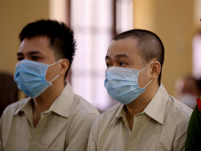 Bị cáo Trần Hữu Tín và bị cáo Nguyễn Hoàng Phi tại phiên tòa. (Ảnh: Thành Chung/TTXVN) Diễn viên hài Hữu Tín lĩnh án hơn 7 năm tù do tổ chức sử dụng ma túy ảnh 1