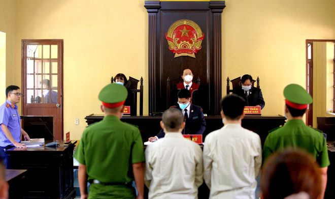 Bị cáo Trần Hữu Tín và bị cáo Nguyễn Hoàng Phi nghe tòa tuyên án. (Ảnh: Thành Chung/TTXVN) Diễn viên hài Hữu Tín lĩnh án hơn 7 năm tù do tổ chức sử dụng ma túy ảnh 2
