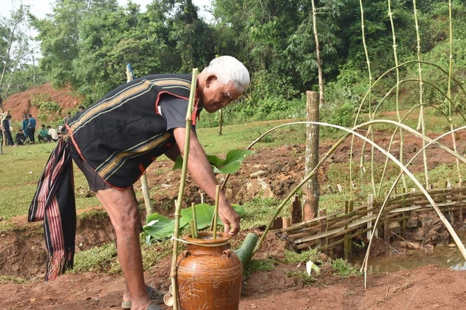 Các già làng chuẩn bị cho nghi lễ cúng giọt nước. (Ảnh: TTXVN phát) Về Gia Lai tham dự lễ cúng giọt nước cầu mùa của người Jrai ảnh 2