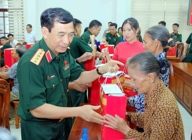 Bộ trưởng Bộ Quốc phòng tiếp xúc cử tri thành phố Thái Nguyên ảnh 2