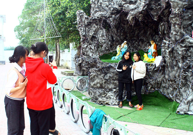 Nghệ An: Độc đáo cây thông Noel làm từ hơn 1.000 chiếc nón lá ảnh 2