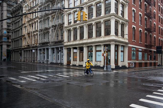 Tổng thống Mỹ chỉ thị cắt giảm các quy định để khôi phục nền kinh tế ảnh 1