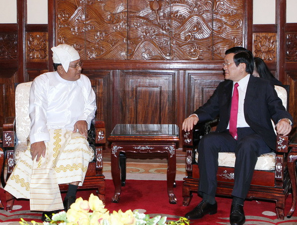 Trao Kỷ niệm chương Vì hòa bình, hữu nghị tặng Đại sứ Myanmar ảnh 1