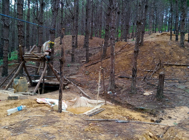 Kon Tum phá bỏ 11 hầm khai thác vàng trái phép trên địa bàn ảnh 1