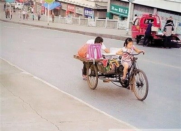 Dân mạng xúc động trước cảnh em bé đạp xe ba gác mưu sinh ảnh 1