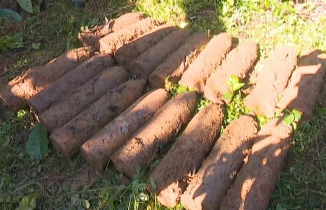 Quảng Trị phát hiện gần 500 quả đạn, vật nổ trong hầm đạn ở rừng keo ảnh 1