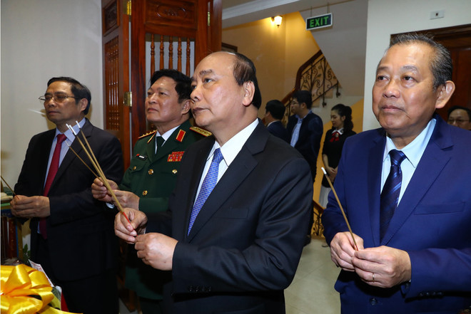 Thủ tướng dâng hương Chủ tịch Hồ Chí Minh và các tiền bối cách mạng ảnh 1