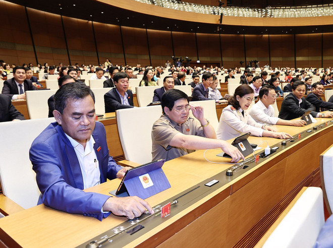 Các đại biểu Quốc hội biểu quyết thông qua Luật Phòng, chống ma túy (sửa đổi). (Ảnh: TTXVN) Quốc hội chính thức thông qua Luật Phòng, chống ma túy sửa đổi ảnh 2