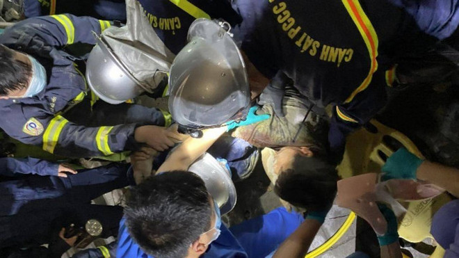 Hà Nội: Kịp thời giải cứu người bị mắc kẹt do giàn giáo đổ sập ảnh 1