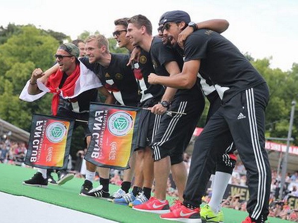 Các cầu thủ Đức quậy tưng bừng ở buổi lễ ăn mừng chức vô địch ảnh 1