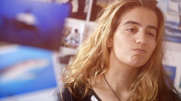 Cô gái "người cá" thoát ly gia đình để sống chung với bầy cá mập ảnh 3