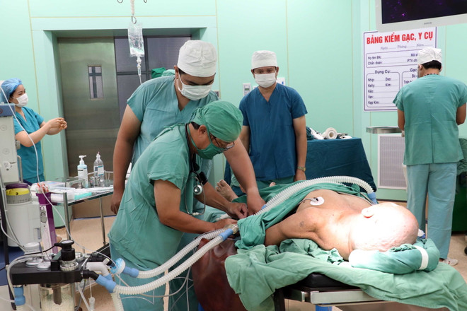 Kíp bác sỹ thực hiện ca phẫu thuật. (Ảnh: Đoàn Mạnh Dương/TTXVN) Bệnh viện Vũng Tàu mổ thành công ca chấn thương sọ não đầu tiên ảnh 1
