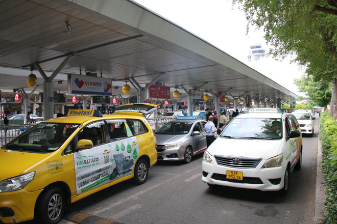 ​Yêu cầu báo cáo vụ taxi ở sân bay Tân Sơn Nhất 'gánh' nhiều loại phí ảnh 1