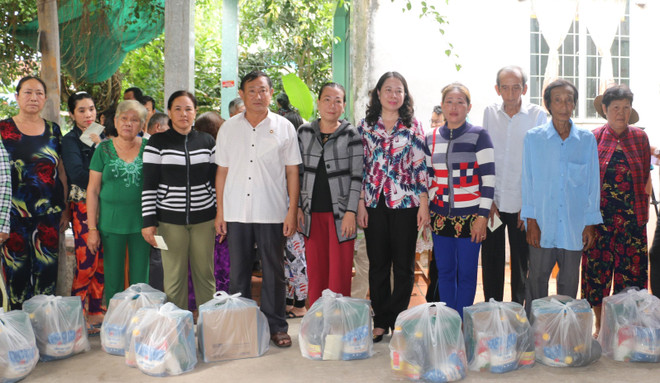Bí thư Tỉnh ủy An Giang thăm hỏi người dân vụ sạt lở ở Chợ Mới ảnh 1