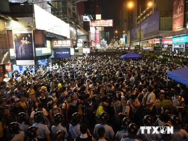 Người biểu tình tập trung nhằm chiếm lại đường phố ở Mong Kok ngày 17/10. (Nguồn: AFP/TTXVN) Chính quyền đặc khu Hong Kong "không thể tự quyết định" ảnh 1