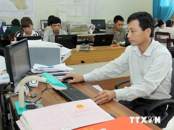 Hà Nội giảm thời gian cấp sổ đỏ xuống còn 10 ngày. (Nguồn: TTXVN) Hà Đông khẳng định không có chuyện "bôi trơn" xin cấp sổ đỏ ảnh 1