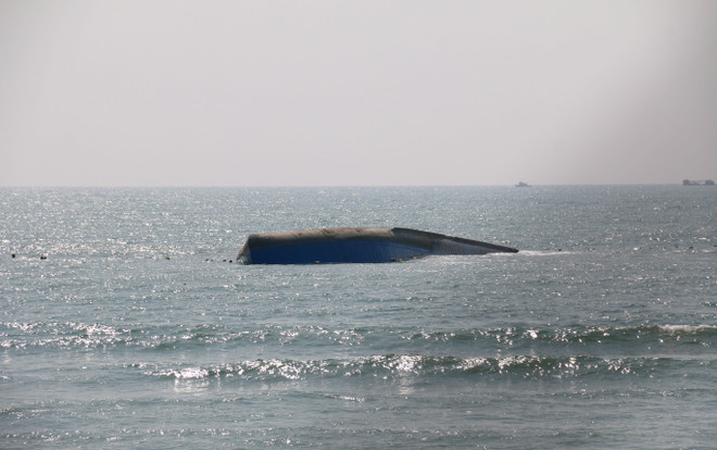 Bình Thuận: Cứu nạn kịp thời cả 7 người trên tàu hàng bị chìm ảnh 1