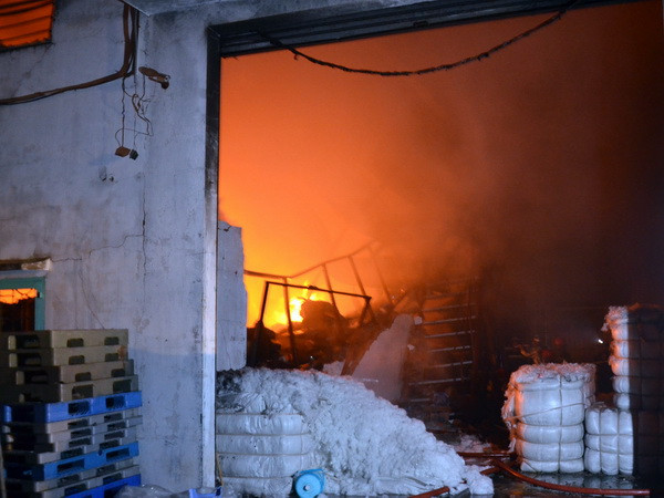 Cháy lớn thiêu rụi 400m2 nhà kho chứa sợi ở TP. Hồ Chí Minh ảnh 2