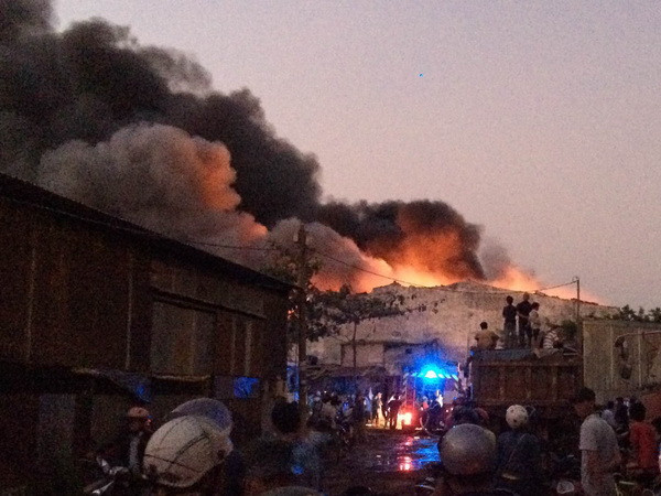 Cháy lớn thiêu rụi 400m2 nhà kho chứa sợi ở TP. Hồ Chí Minh ảnh 1