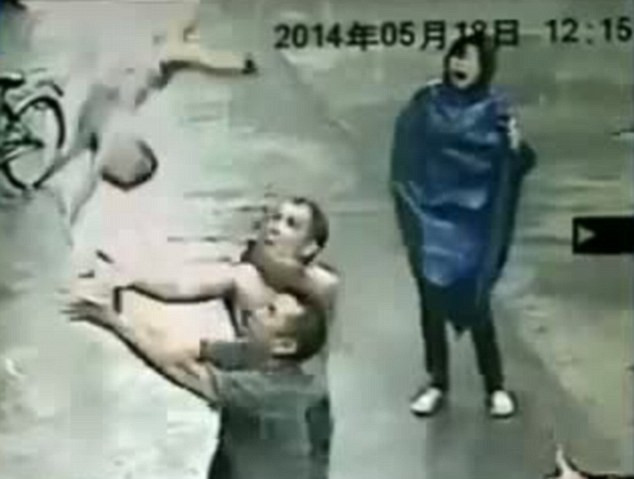 Hai người đàn ông kịp thời hứng đỡ bé trai (Nguồn: DM) Hai người giang tay hứng bé trai 1 tuổi ngã từ tầng 2 xuống đất ảnh 1