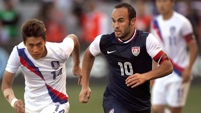Donovan (phải) không còn cơ hội lập kỳ tích với 4 lần dự World Cup liên tiếp. (Nguồn: Los Angeles Times) Donovan bất ngờ bị Klinsmann loại khỏi chiến dịch World Cup ảnh 1