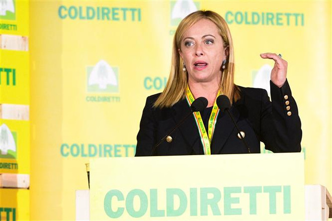 Lãnh đạo đảng Anh em Italy (FdI) Giorgia Meloni phát biểu tại thành phố Milan ngày 1/10/2022. (Ảnh: AFP/TTXVN) Chính phủ mới của Italy phải đối mặt với nhiều thách thức đối ngoại ảnh 1