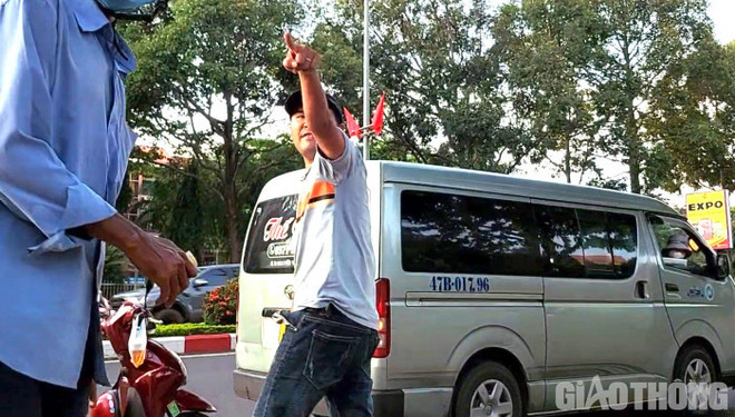 Tài xế đe dọa, đánh phóng viên. (Nguồn: baogiaothong.vn) Đắk Lắk: Phóng viên bị hành hung khi điều tra nạn xe dù bến cóc ảnh 1